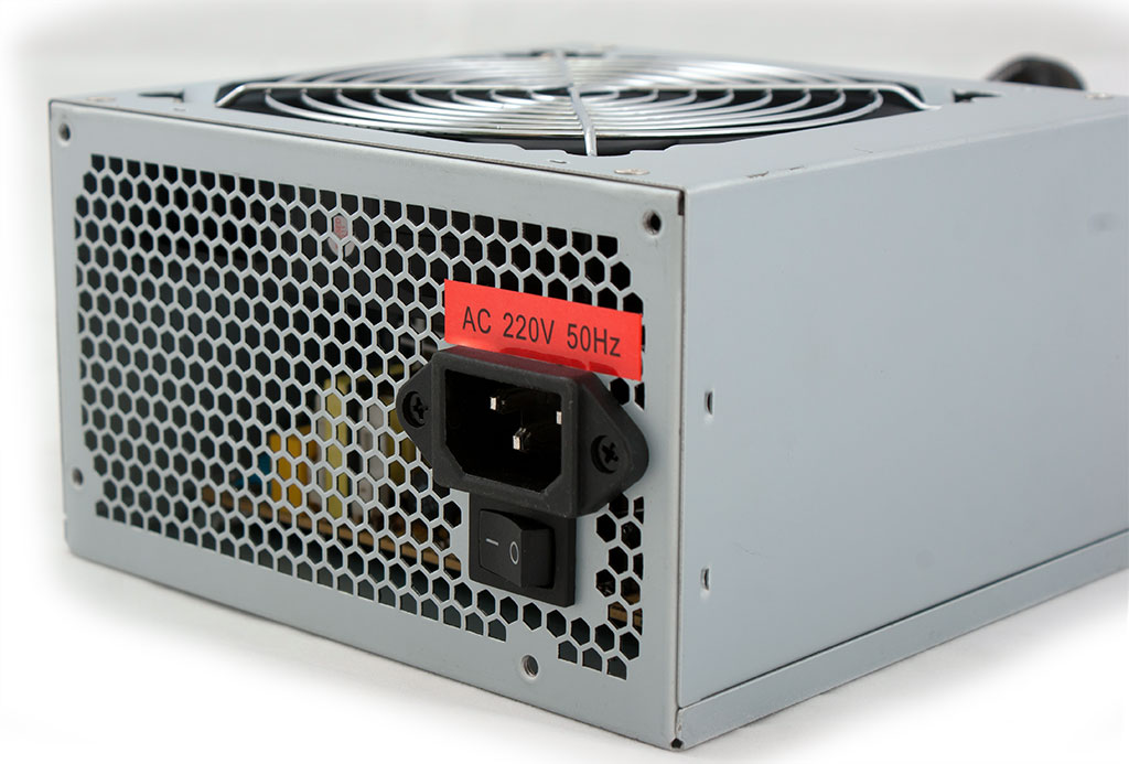 Блок питания HQ-Tech 450W, 12cm FAN, CE, 5xHDD, 1xFDD, 3xSATA, 20+4, 1xP4, 1xPCI-E 6pin, кабеля в черной оплетке, упаковка-пластик, OEM
